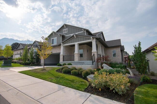 Building Photo - Gorgeous 2-Story Home In a Gated Community!