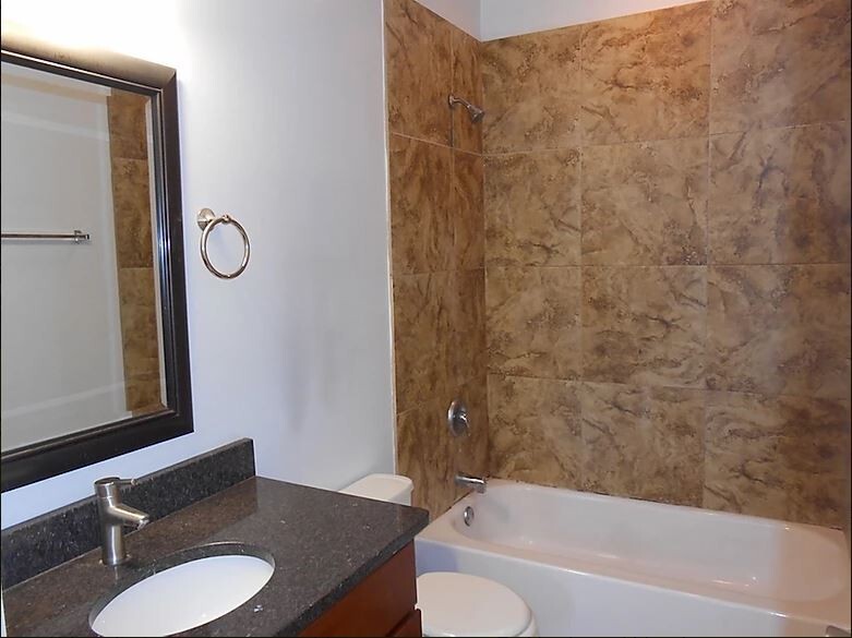 Building Photo - 850 W Fletcher St