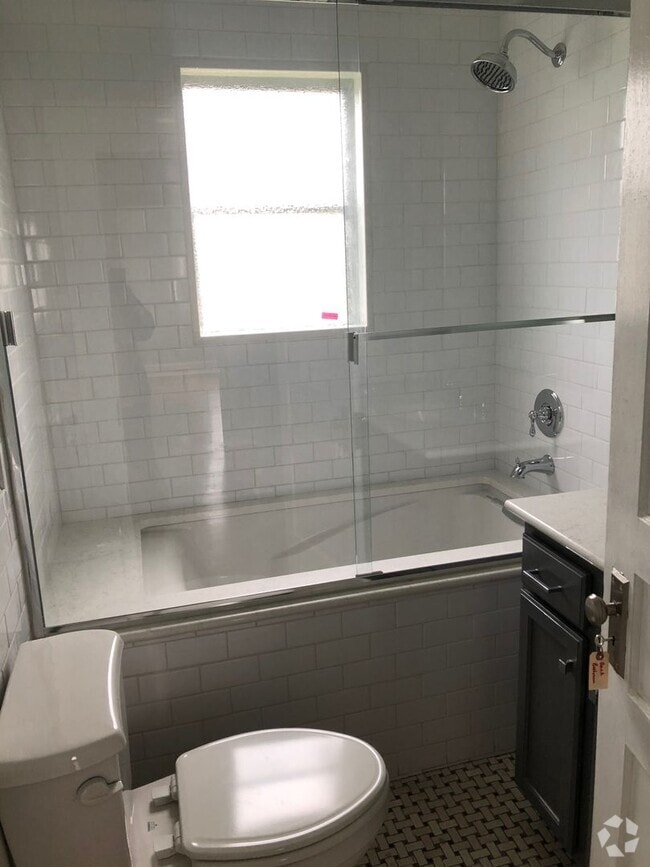 Building Photo - Newly Remodeled 3/2 with open floor plan