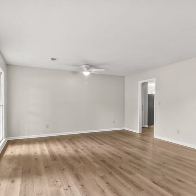 Building Photo - Beautiful 3 Bed 2 Bath Home! Available Fall 2026!