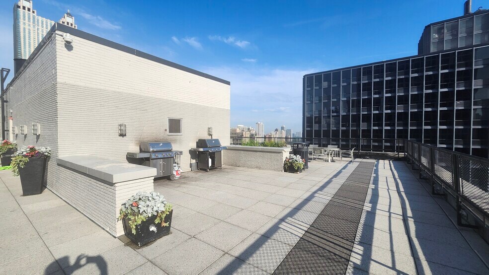 Building Photo - 253 E Delaware Pl