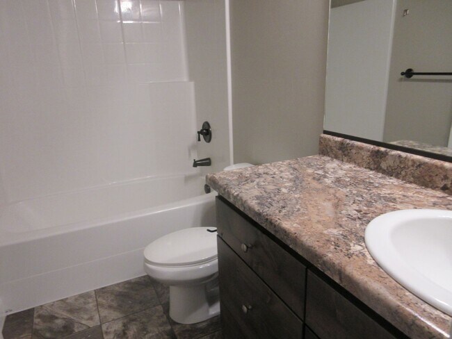Building Photo - 3 bedroom, 2 bath - in the heart of Cedar ...