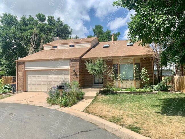 Building Photo - 144 Willow Pl S