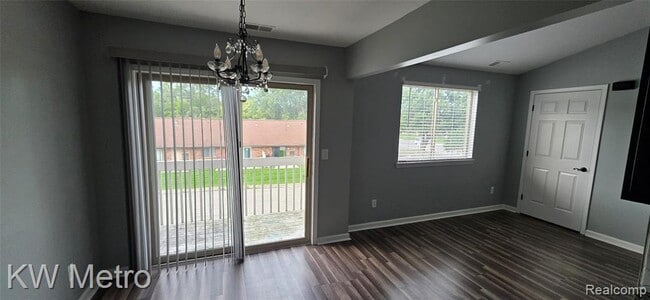 Building Photo - 38604 Meadowdale St