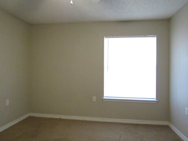 Building Photo - Northeast Pensacola 2BR Patio Home Near UWF & I-10 with Screened Porch, Privacy-Fenced Backyard.