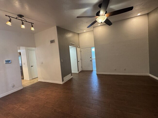 Building Photo - 1016 E Cottonwood Dr