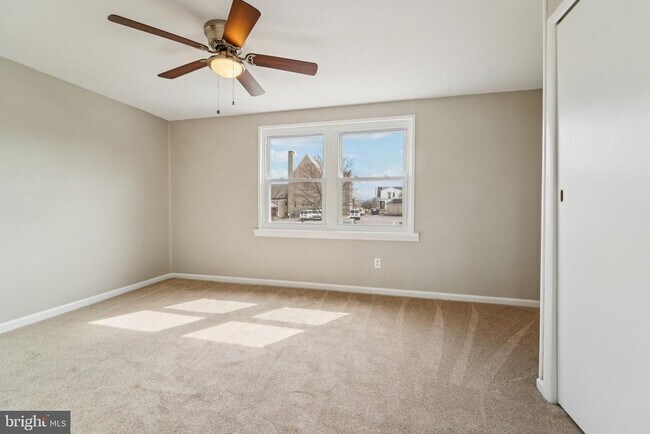 Building Photo - 7926 Bank St