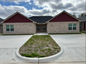 Building Photo - 112-114 Vitava Dr