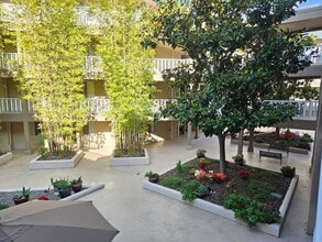 Building Photo - Spacious 2 Bed/2 Bath Condo in the Heart o...