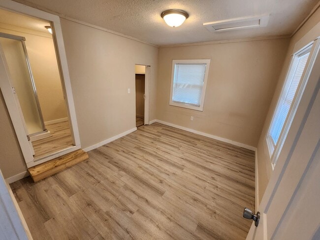 Building Photo - Spacious 1-Bedroom, 1-Bathroom Home AVAILA...