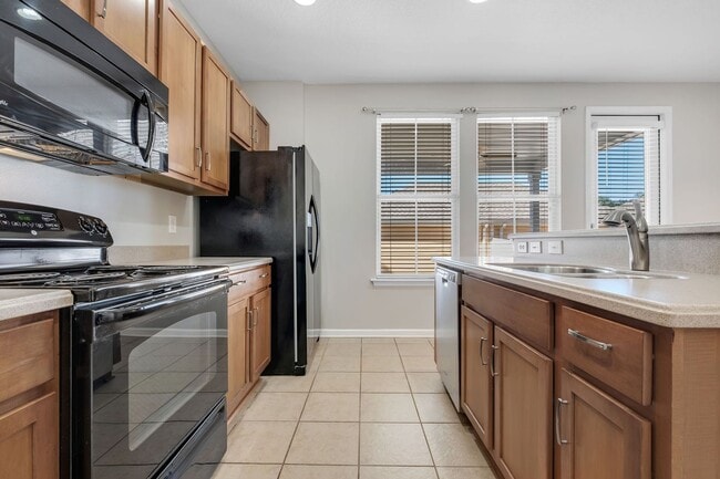 Building Photo - Southwood Townhome with Community Pool