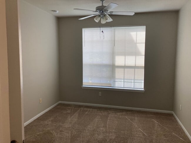 Building Photo - Move-in Ready first floor 2/2 Condo in Lee...