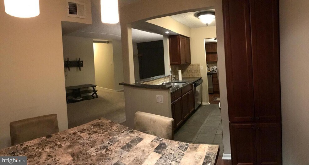 Building Photo - 3304 Valley Dr