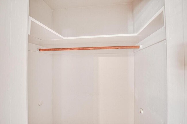 Building Photo - 1304 E Linden St