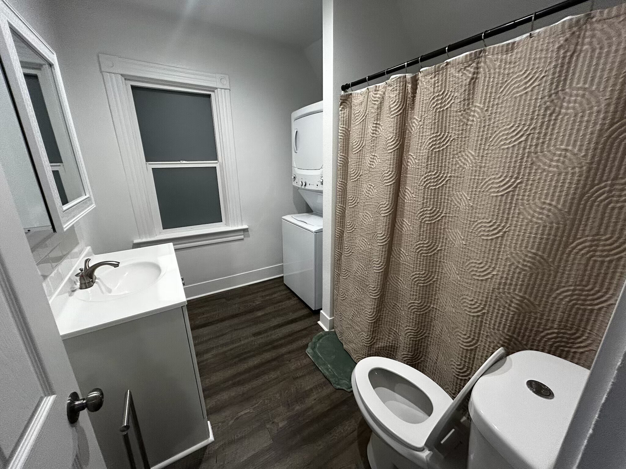 Building Photo - 2215 W Broadway Ave