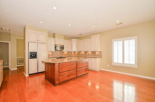 Building Photo - 46 Grants Lake Cir