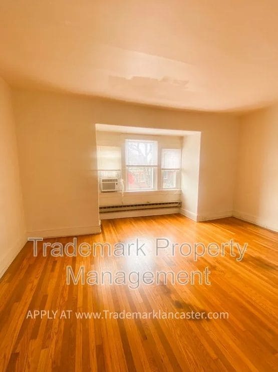 Building Photo - 517 W James St