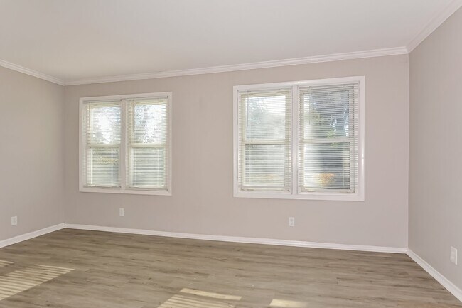 Building Photo - 4 Redwood Dr