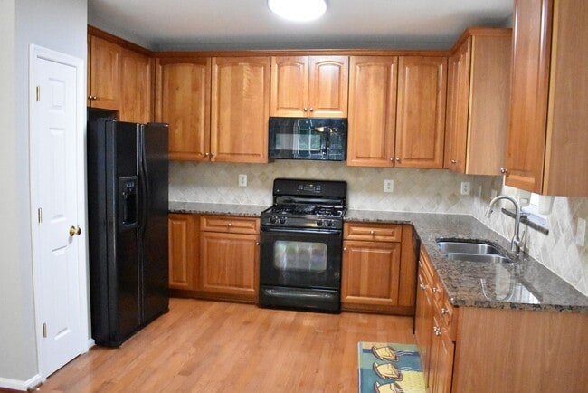 Building Photo - North Stafford End Unit Townhome !!