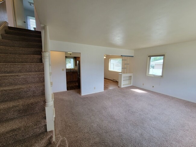 Building Photo - 4 bedroom 2 bath near campus!