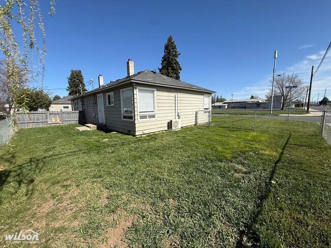 Building Photo - 1420-1420 Queen Ave