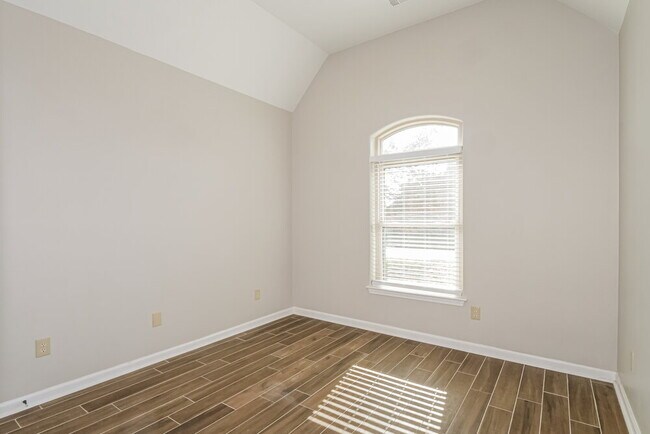 Building Photo - 235 Garden Springs Dr