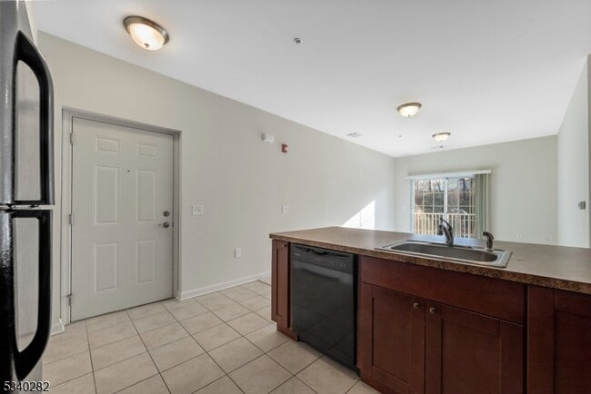Building Photo - 56 Park Dr