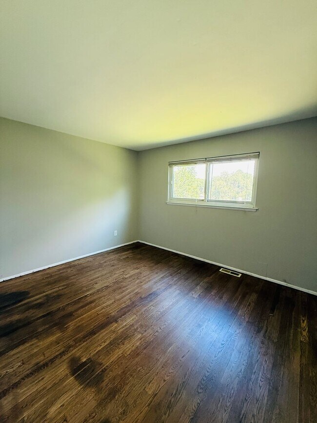 Building Photo - 3 Bedroom 1 bathroom home for rent in Hazelwood