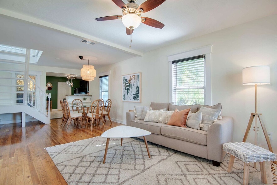 Primary Photo - 108 E Flora St