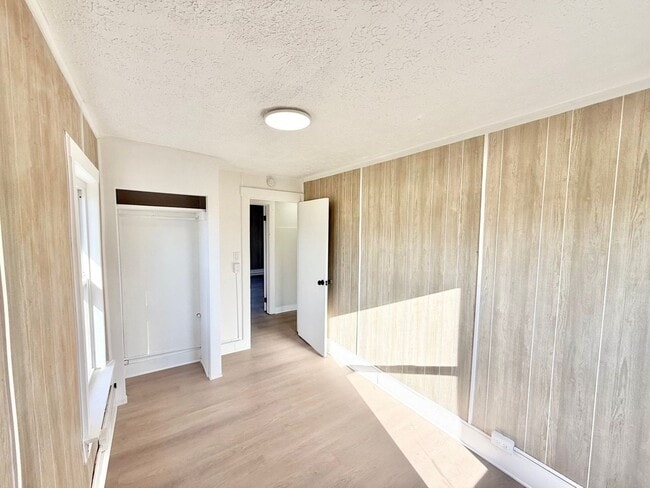 Building Photo - 924 Spring Ave NE