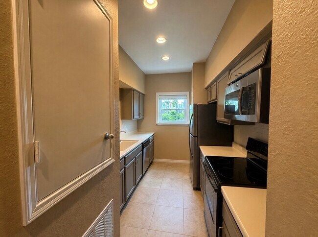 Building Photo - 17659 Red Oak Dr