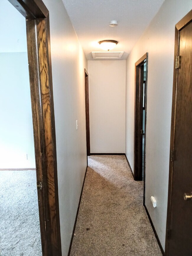 Building Photo - 3 Bedroom 2 Bath in Burnsville