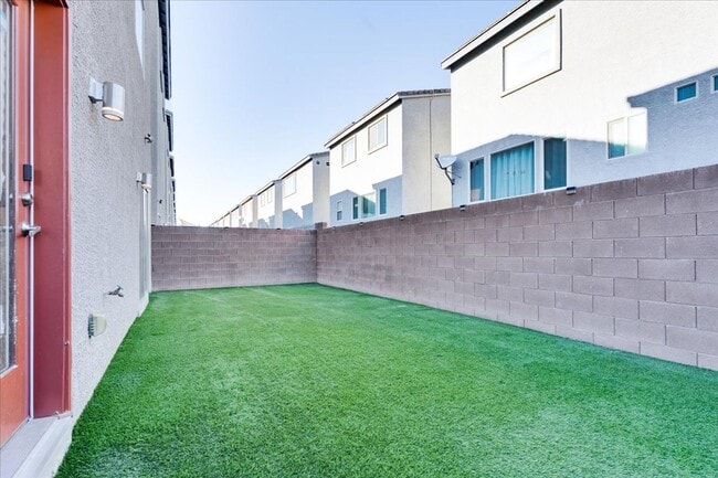 Building Photo - Stunning 4-Bedroom Home in Gated Community Near I-215 & Top Amenities!