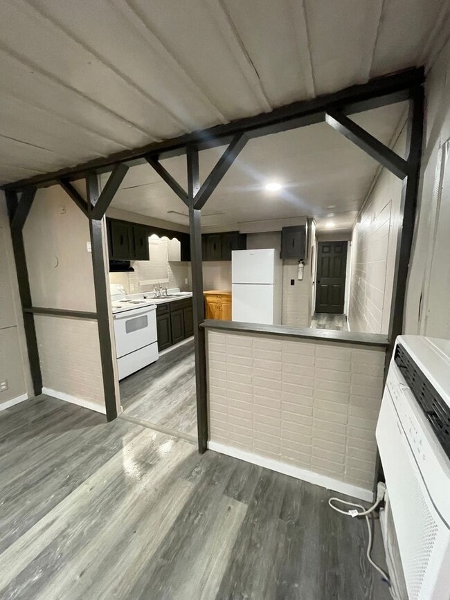 Building Photo - Two Bedroom One Bath Manufactured Home in Huntington