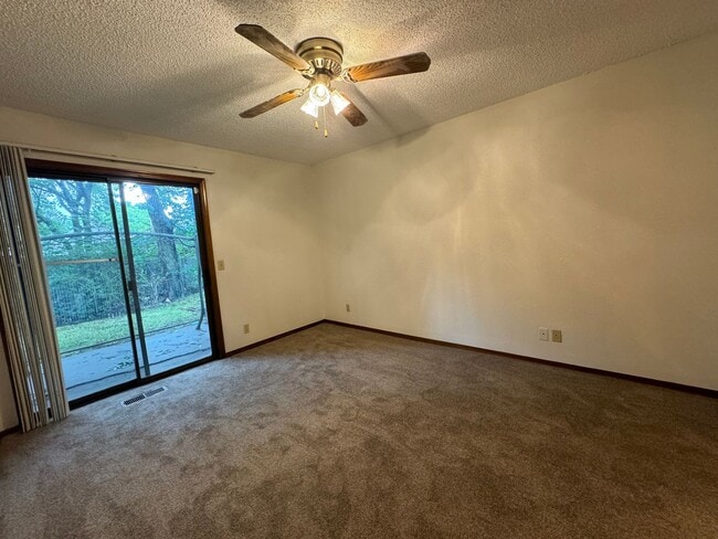 Building Photo - 3 bedroom 2 bathroom duplex In Broken Arrow!