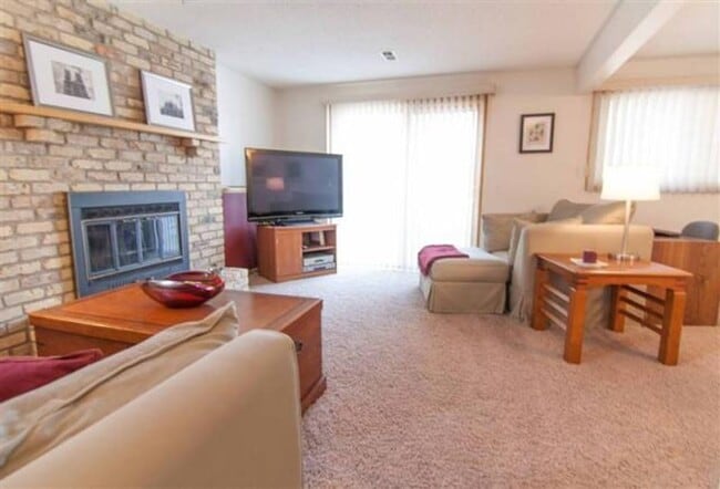 Building Photo - Checkout This 2bed 2bath Townhome in Bloomington!