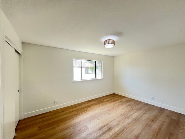 Building Photo - Newly renovated Townhome Grove Heights 1.5...