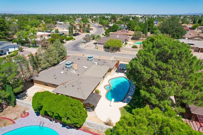 Building Photo - Stunning eastside rental in highly desirable area!