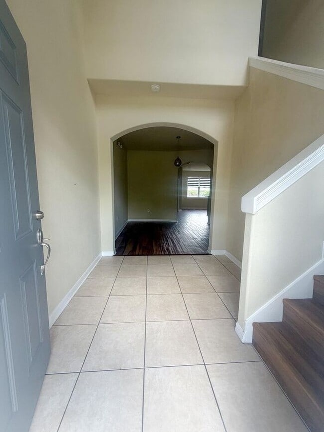 Building Photo - Beautiful Townhouse