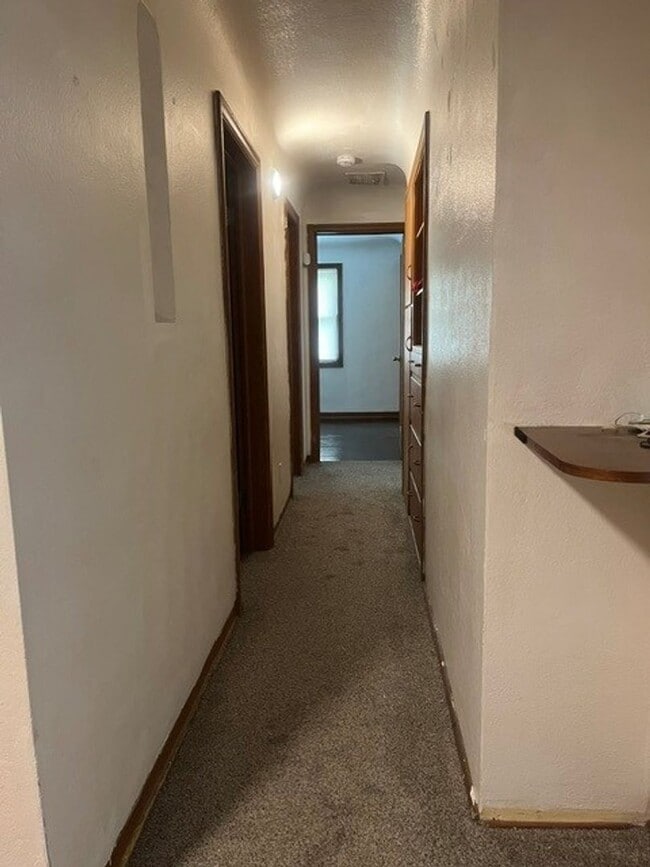 Building Photo - Spacious 3 bedroom home, available now!