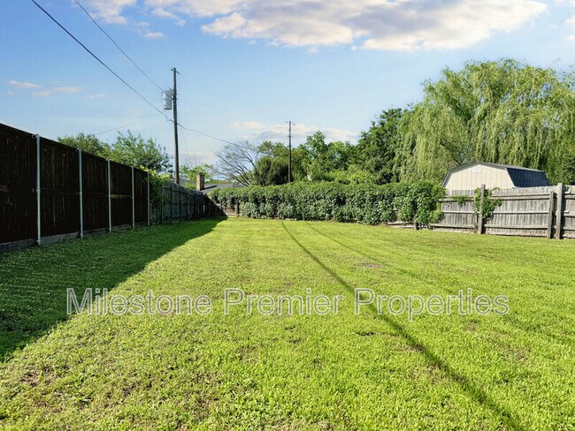 Building Photo - 2110 Oak Creek Cir