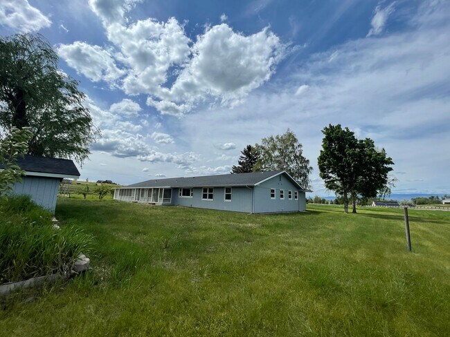 Building Photo - Fully Remodeled 4 Bed 3 Bath Home in the C...