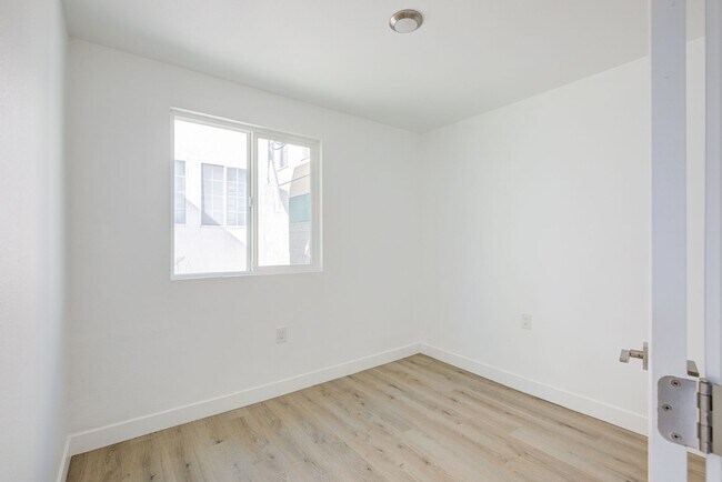 Building Photo - Berendo Street Apartments