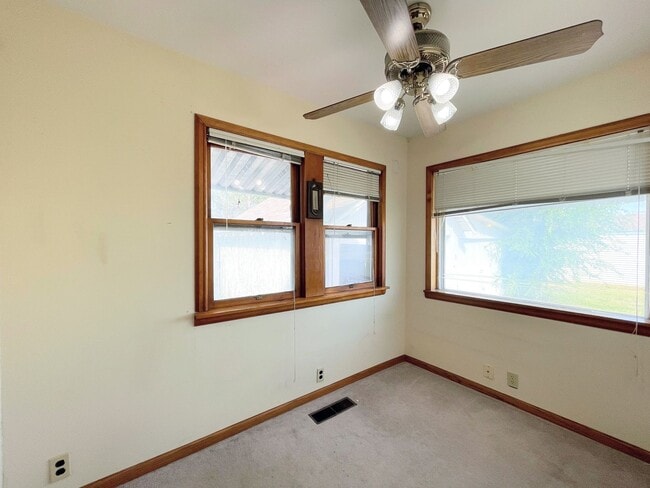 Building Photo - Large 2 bedroom home