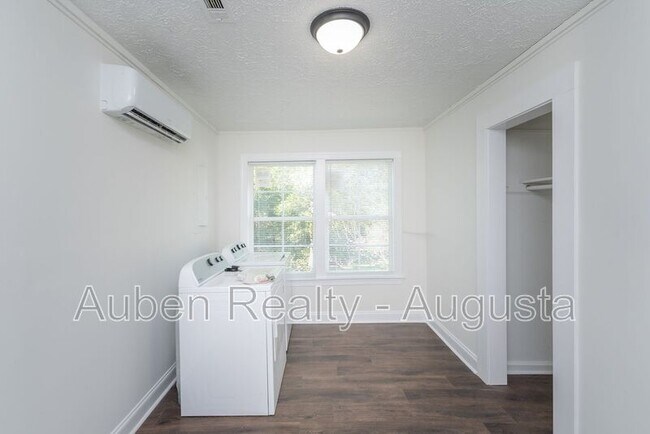 Building Photo - 2524 Rhodes Dr