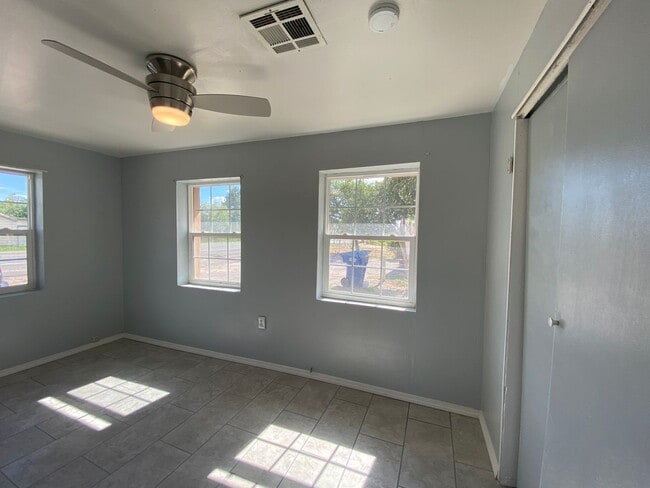 Building Photo - 2 bedroom, 1 bath Home!
