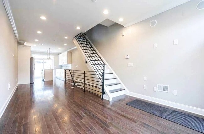 Building Photo - Gorgeous 3-Bedroom Townhome with Finished Basement and Rooftop Deck! Available mid-June!