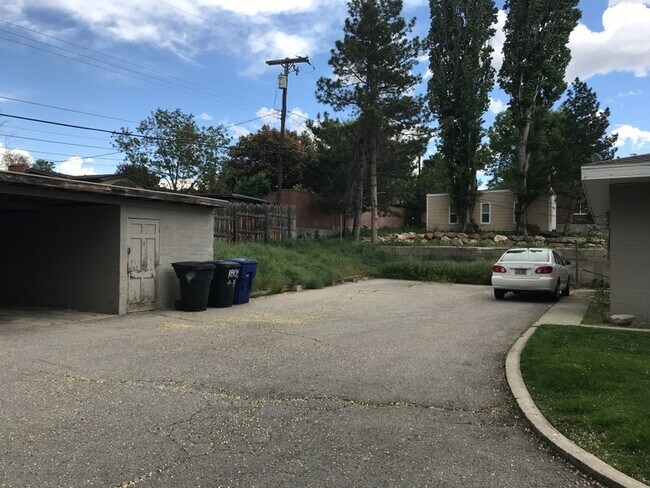 Building Photo - 1805 Lincoln Ln