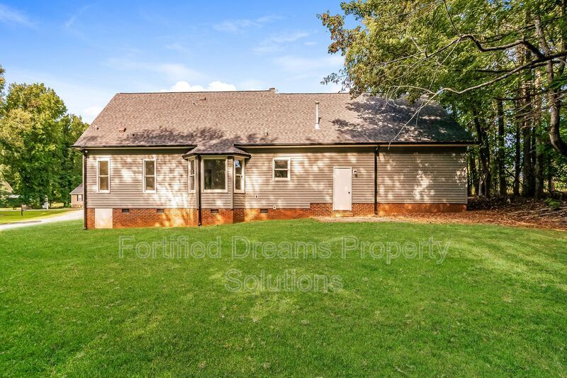 Building Photo - 814 N Greenbriar St