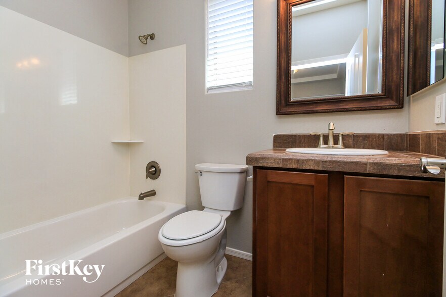 Building Photo - 4946 E Del Rio Dr